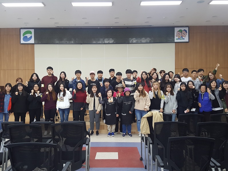 2017 사랑나눔감사의 날을 맞이하여 방문한 모든사람들이 정면을 바라보며 단체사진을 촬영하고 있다.