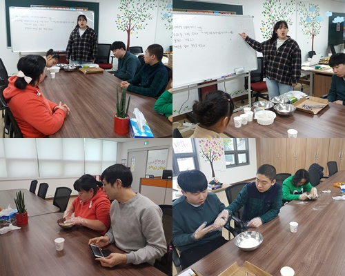 이용자들이 자리에 앉아 송편 만들기 체험을 하고 있다.