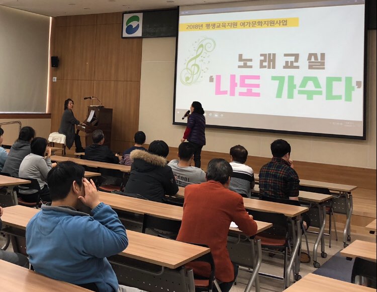 강사의 피아노 반주에 맞춰 이용자가 발성연습을 하고 있는 모습