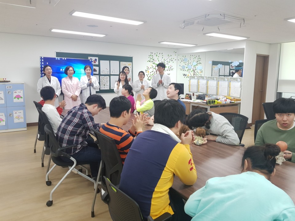 서구보건소 직원들이 복지관 내부에서 이용자들에게 인사를 하는 모습