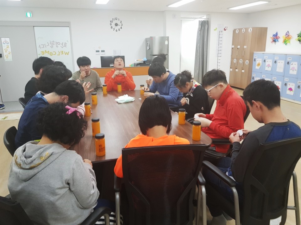이용자들이 어버이날을 맞아 과일청을 만들고 있는 모습