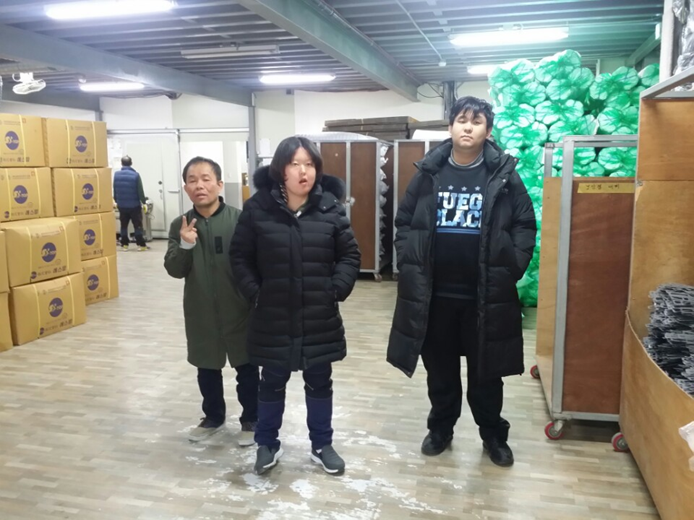 훈련생들이 사업체에 방문하여 주변을 둘러보고 있다.