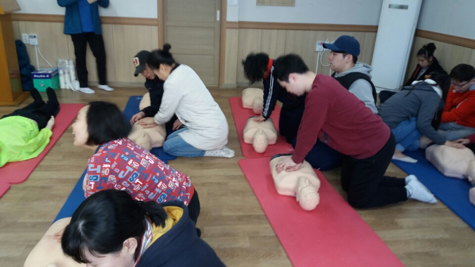 이용자들이 심폐소생술 체험을 하고 있는 모습