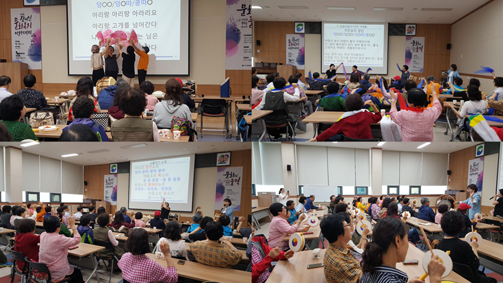 장애인문화복지아카데미 수강생들이 앞에 나와 노래를 부르는 모습
