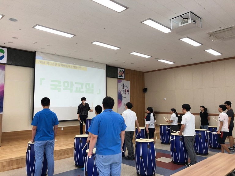 국악교실에 참여한 학생들이 난타를 배우기 위해 강사의 설명을 듣고 있는 모습