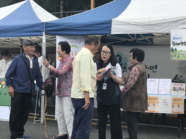 한마음축제에서 담당직원이 지역주민에게 행사에 대해 설명을 하고 있는 모습
