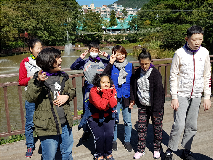 구덕 야영장에서 주간보호센터 이용자들과 찍은 기념사진