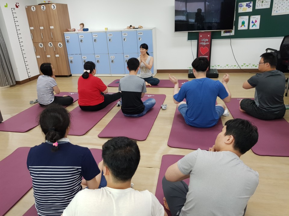 이용자들이 요가를 하기 위해 요가매트 위에 앉아 있는 모습