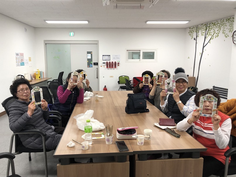 공예교실에 참여한 지역 어르신들이 직접 만든 공예품을 들고 즐거워 하고 있는 모습