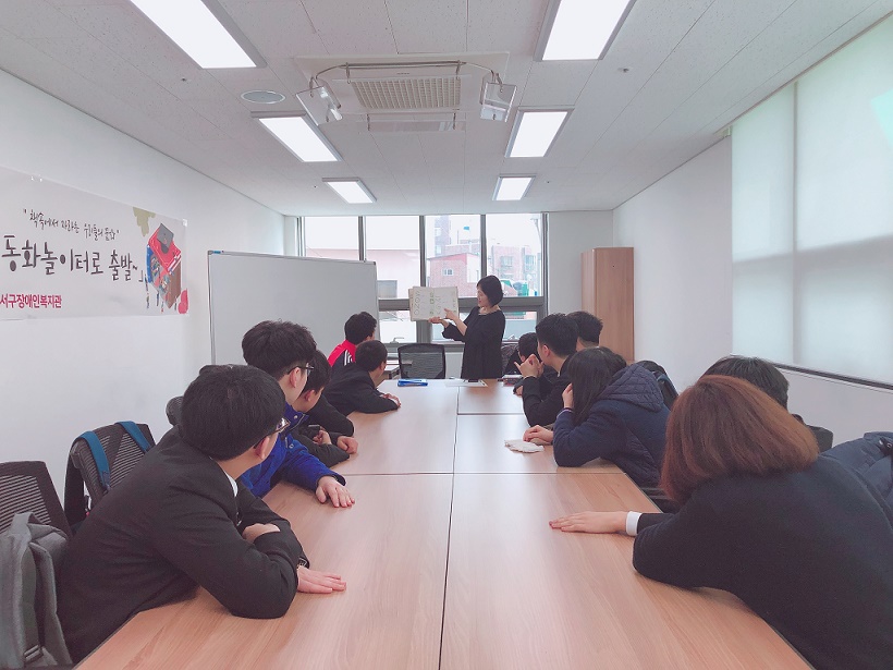 독서동아리에 참여한 학생들이 교사가 읽어주는 책의 내용을 듣는 모습