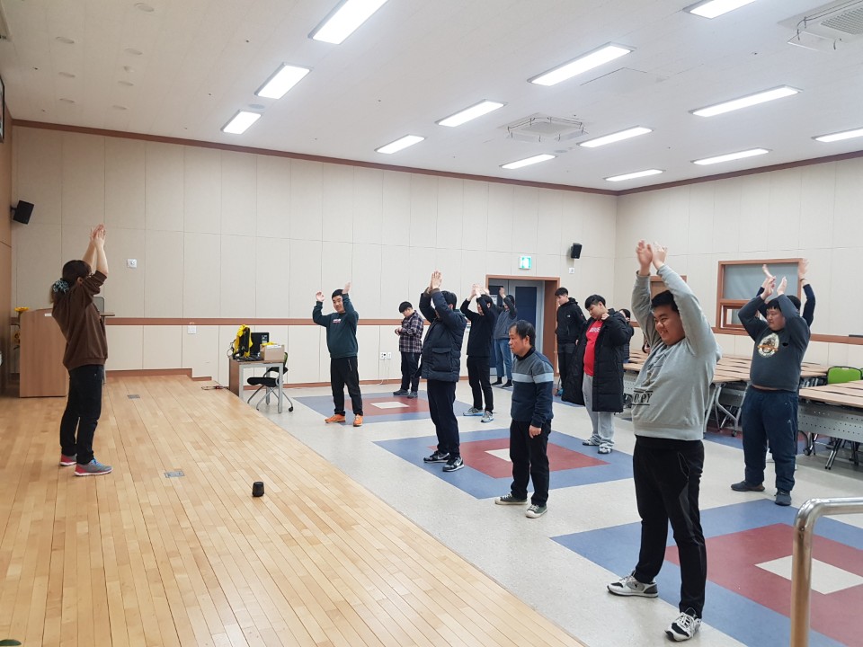 스포츠 교실에 참여한 이용자들이 몸을 풀어주기 위해 맨손체조를 진행하는 모습