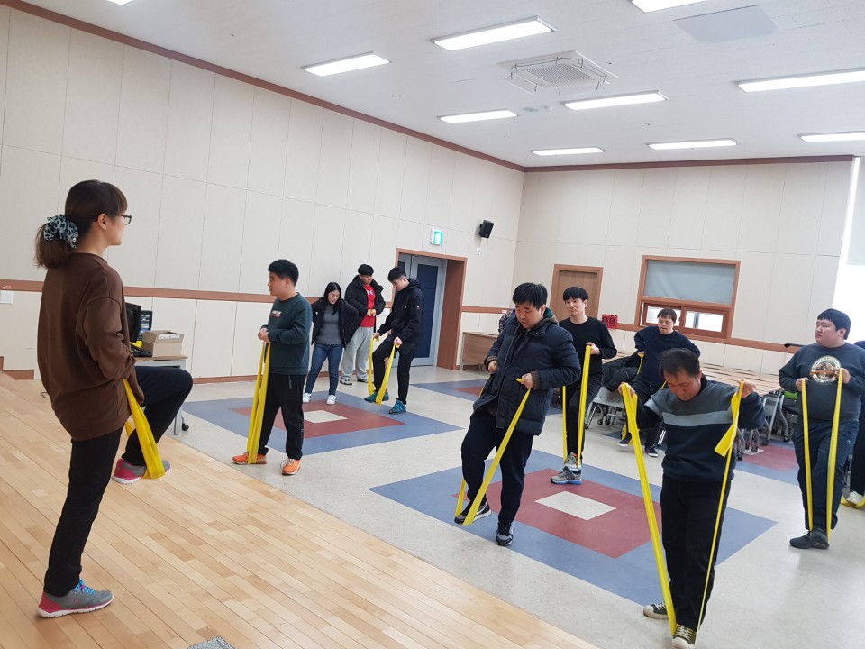 스포츠 교실에 참여한 이용자들이 테라밴드를 이용하여 근력운동을 진행하는 모습