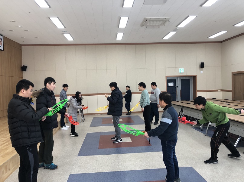 스포츠 교실에 참여한 이용자들이 서로 도구를 이용하여 공을 주고 받는 모습