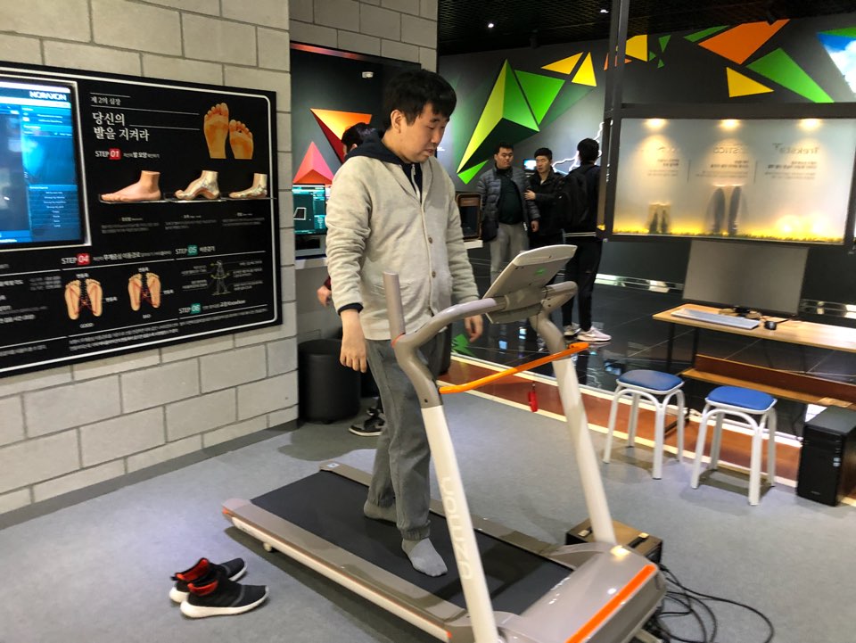 훈련생이 런닝머신위에 올라가 걷고있는 모습