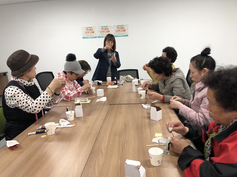 지역 어르신들이 책상위에서 직접 공예품을 만들며 열중하고 있는 모습
