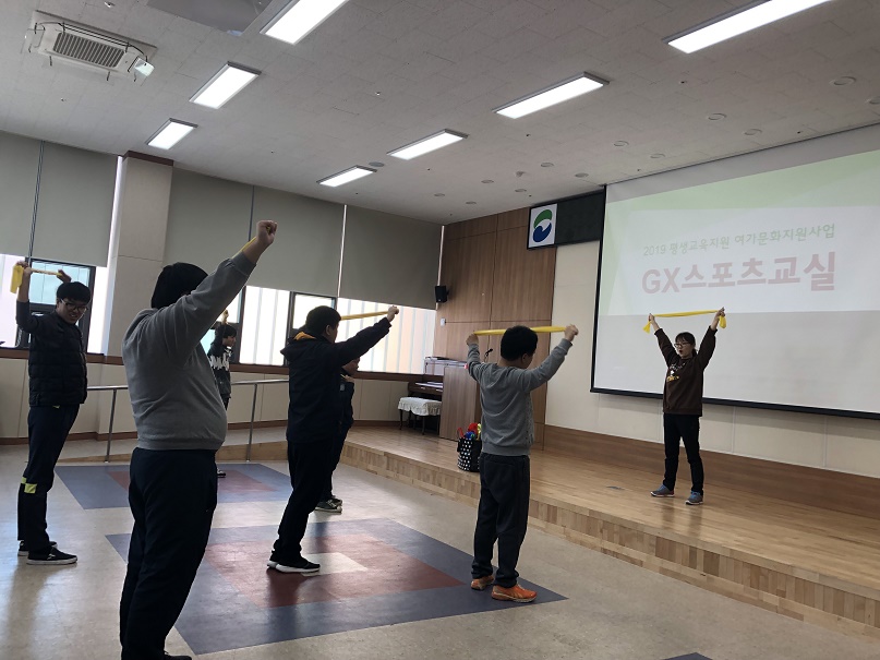 스포츠 교실에 참여한 이용자들이 테라밴드를 이용하여 근력운동을 진행하는 모습
