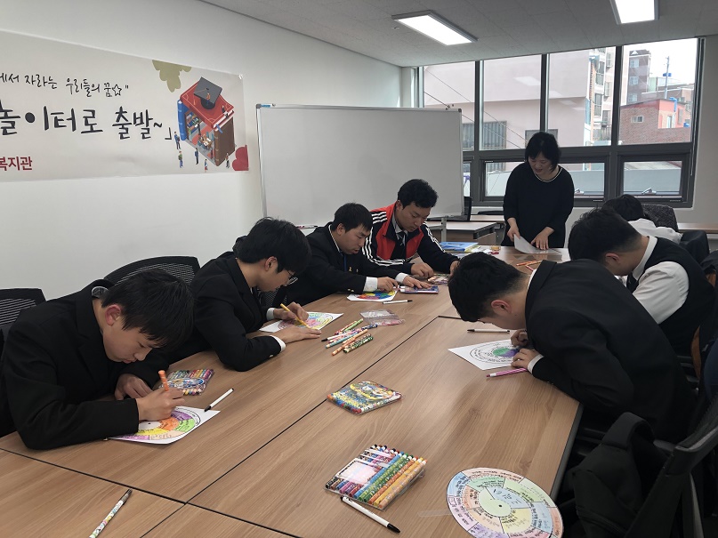 독서동아리에 참여한 학생들이 책의 내용을 글과 그림으로 표현하는 활동을 진행하는 모습