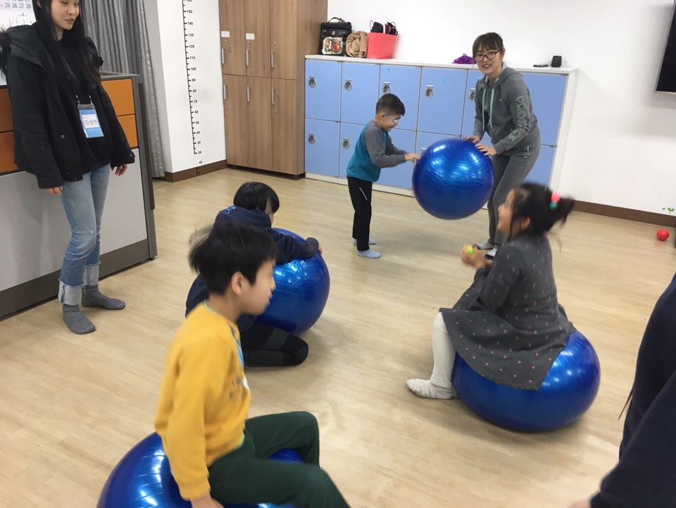 주말주간이용자들이 짐볼에 앉아 노는 모습 