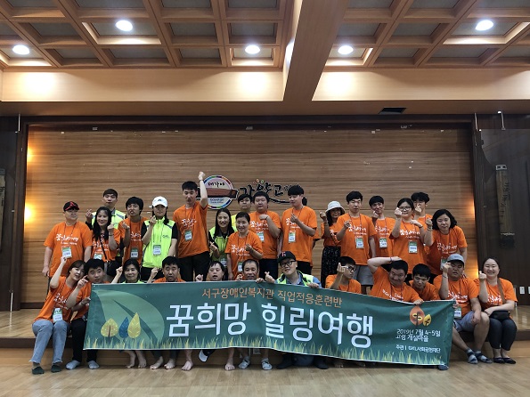 훈련생들과 가족들이 함께 가야금 체험 후 찍은 단체사진