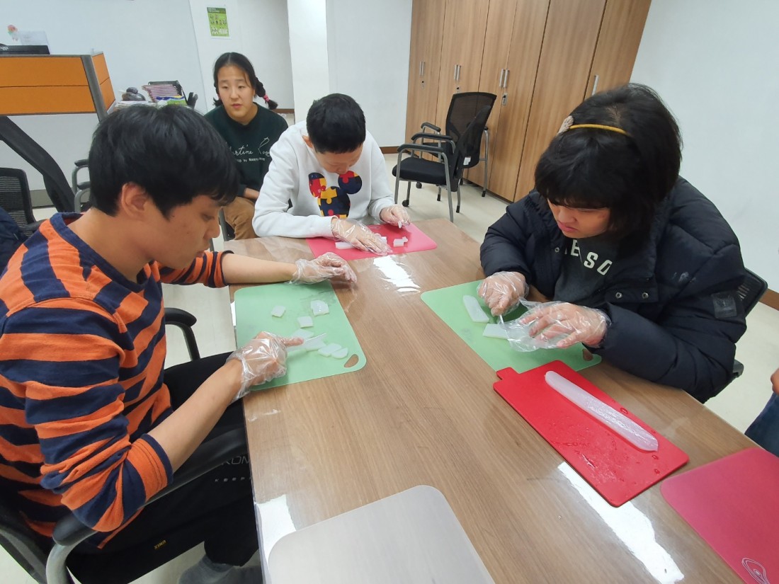 주간보호센터 이용자들이 참여하는 요리활동(떡볶이)