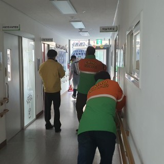 동대신1동 자율방재단 단원들이 주간보호센터 앞을 방역하는 모습