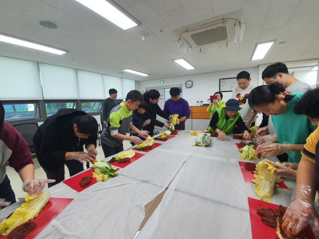 주간보호센터 이용자들이 김장 김치를 담그는 활동