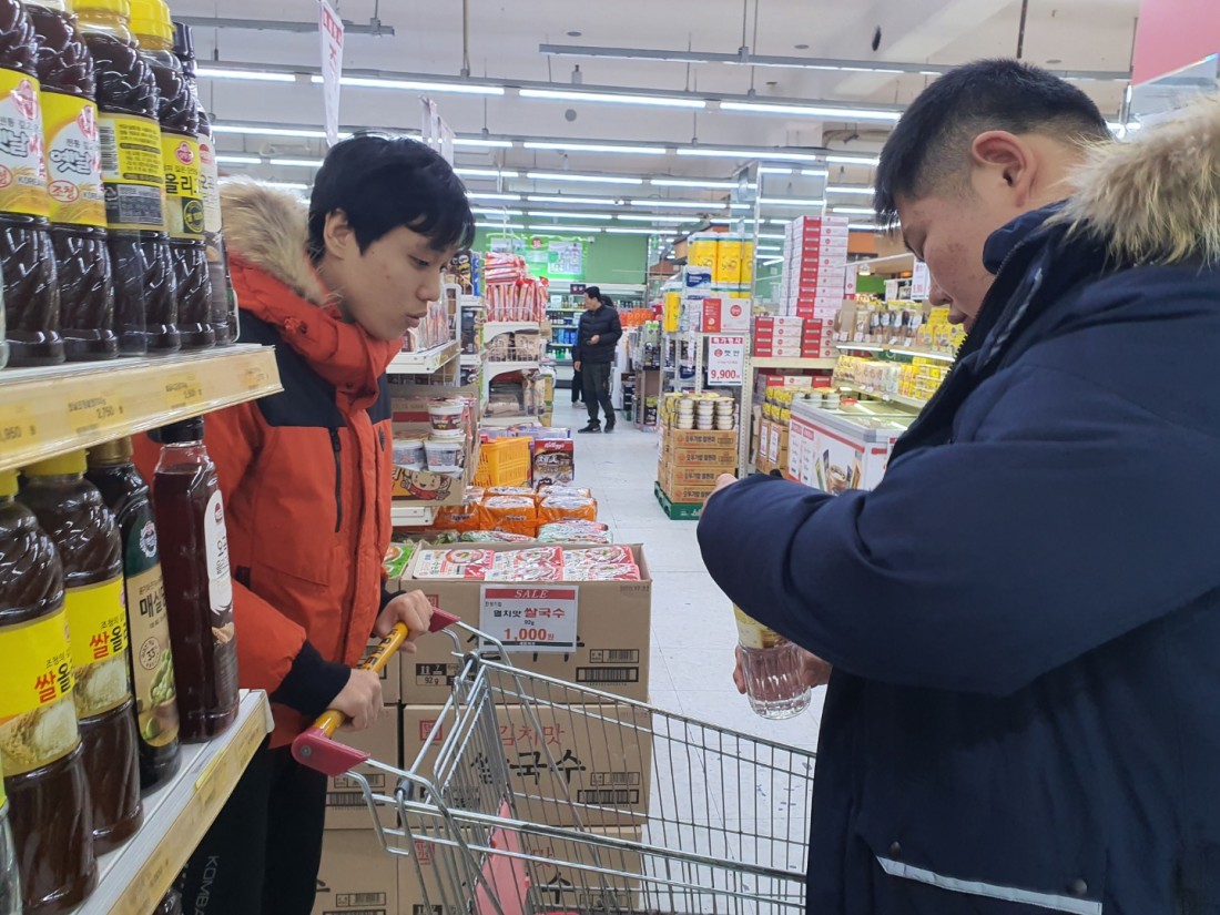 주간보호센터 이용자들이 요리활동 재료를 구입하는 모습(마트이용)