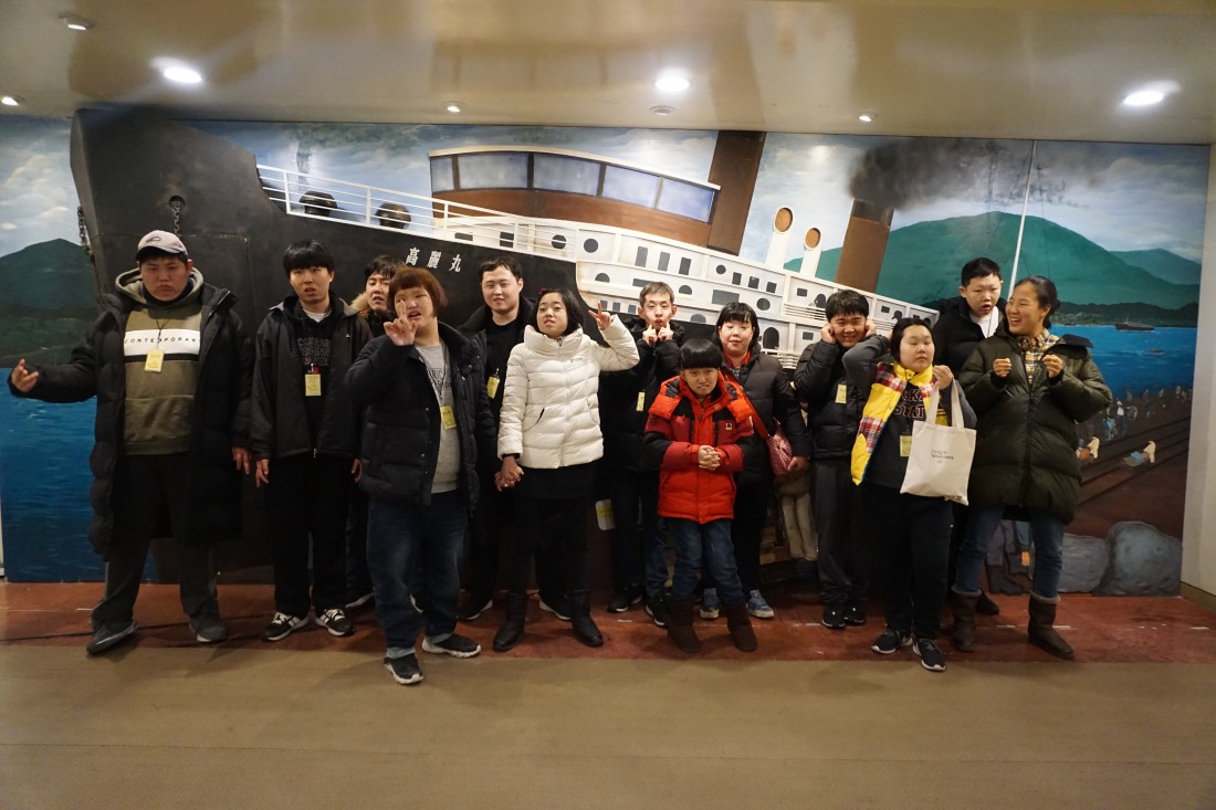 주간보호센터 이용자들의 단체사진(근대역사박물관)