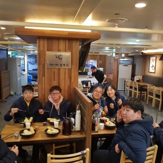 중구 남포동에 위치한 우동맛집 카마타케제면소를 방문하여 맛있게 먹는 사진