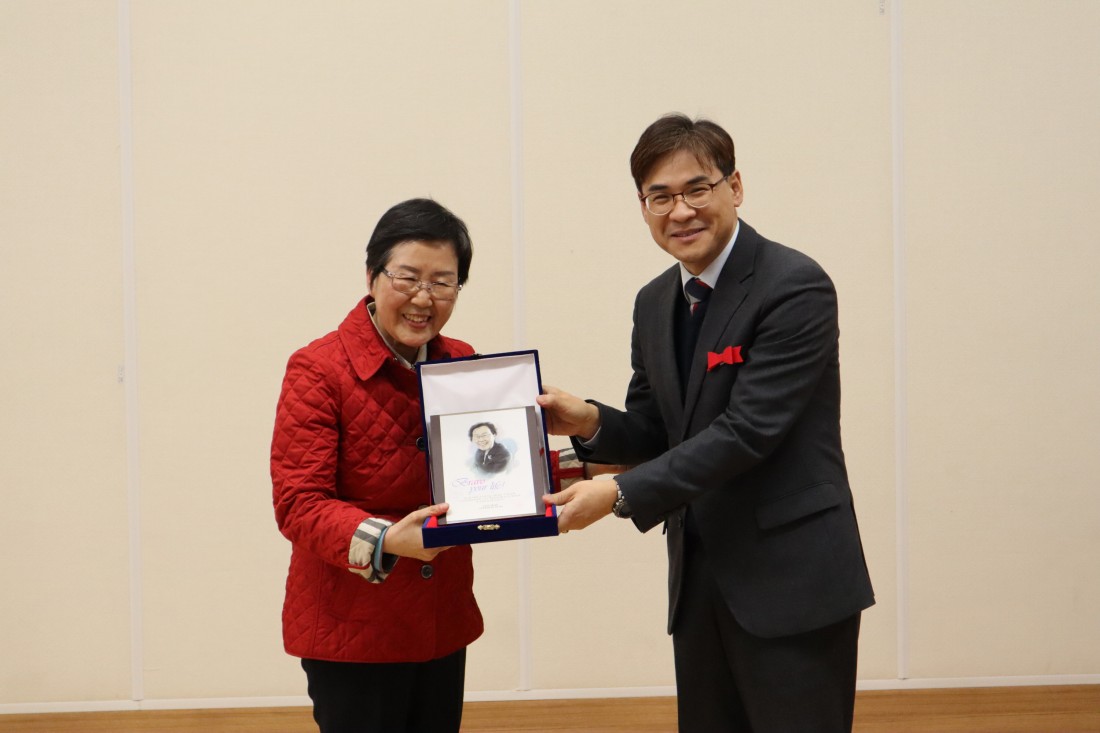 박차희 관장님이 운영위원에게 기념 선물을 받는 모습