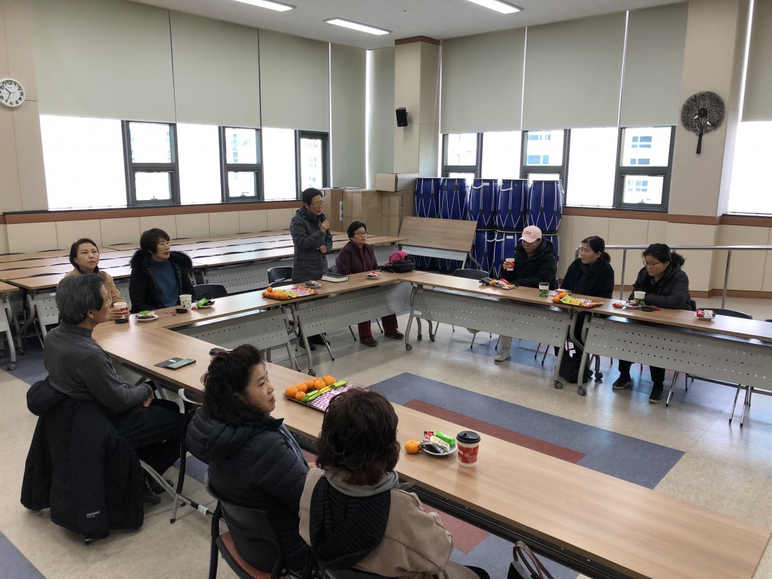 박차희 관장님께서 참석한 보호자분들께 인삿말을 전하고 있는 모습
