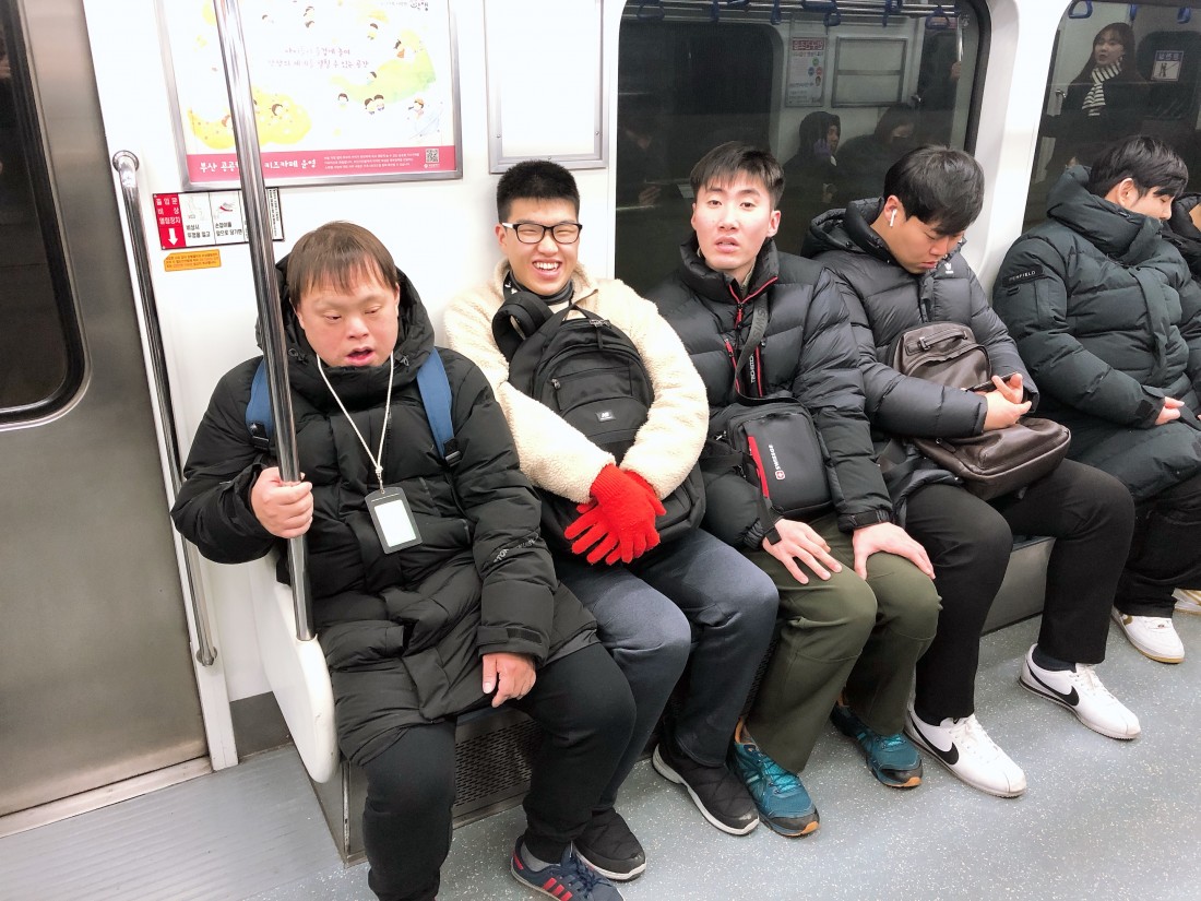 직업적응훈련반 훈련생들이 지하철 의자에 나란히 앉아있는 모습