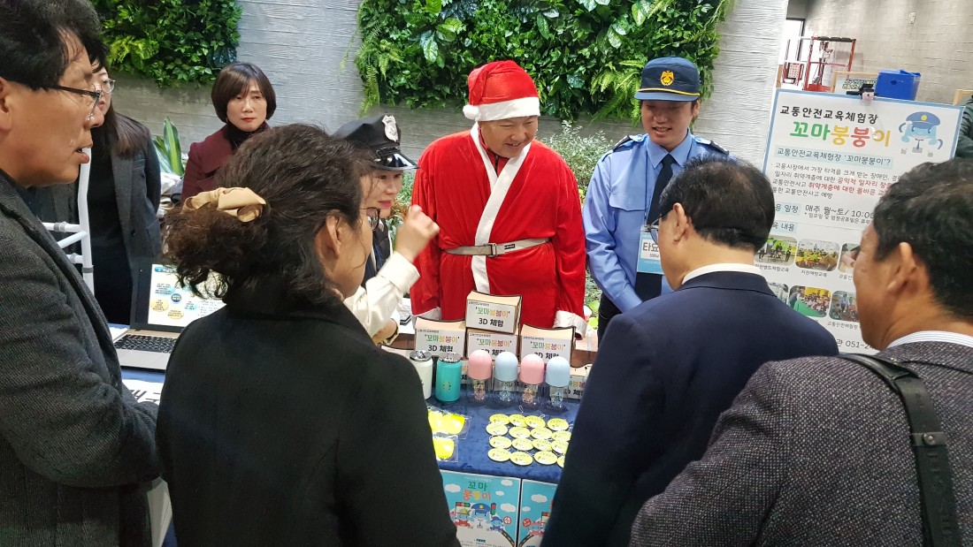 OK일자리 전담인력 선생님들이 교통안전교육체험장에 대해 설명을 진행하고 있는 모습