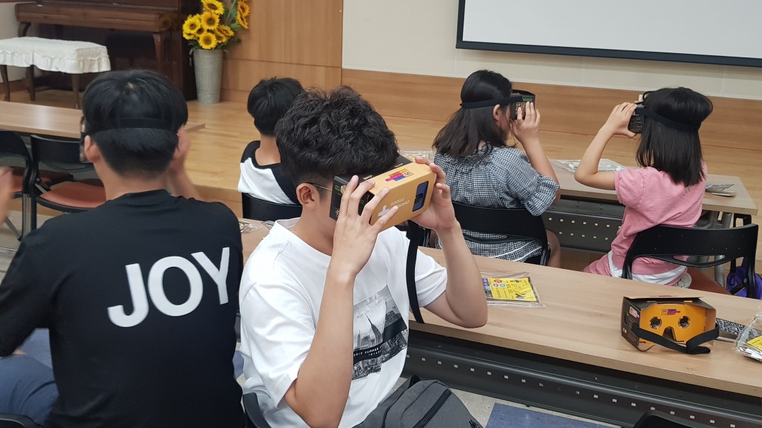 VR기계를 착용하고 있는 청소년들의 모습