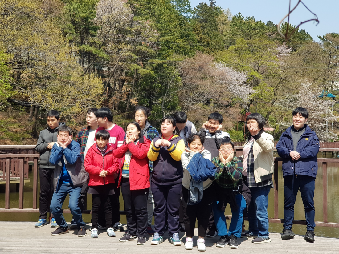 주간보호센터 이용자들이 꽃마을 산책로에서 찍은 사진