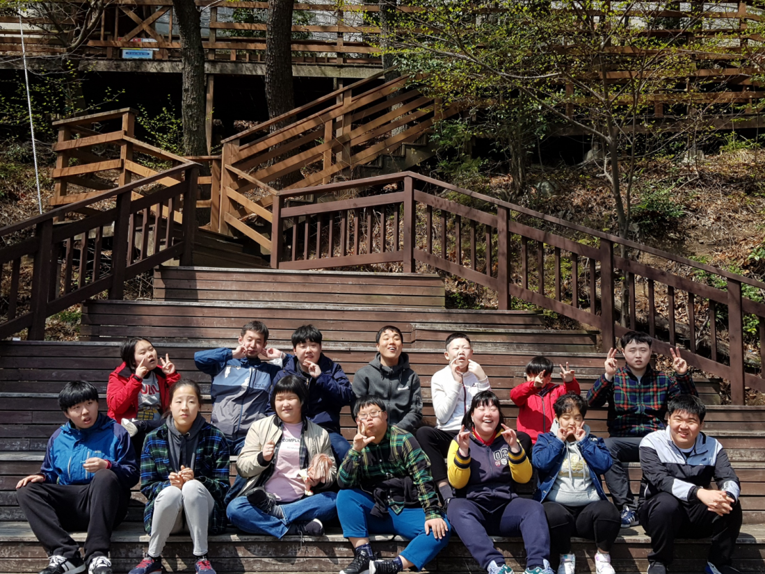 주간보호센터 이용자들이 꽃마을 산책로에서 찍은 사진