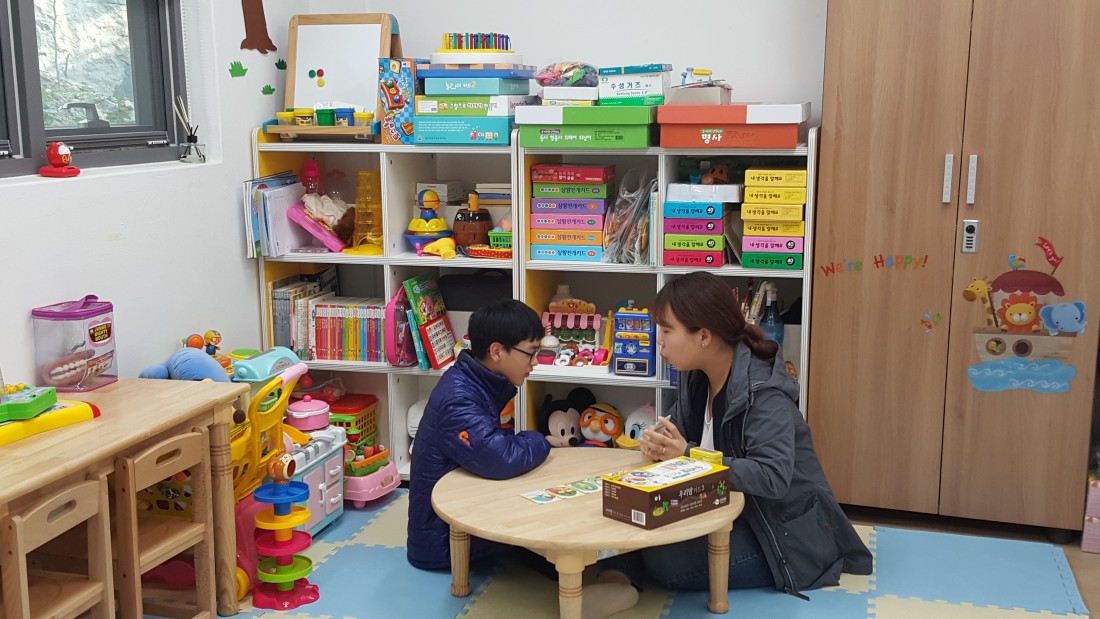 언어치료사가 아동과 함께 치료를 진행하고 있는 모습