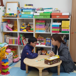 언어치료사가 아동과 함께 치료를 진행하고 있는 모습