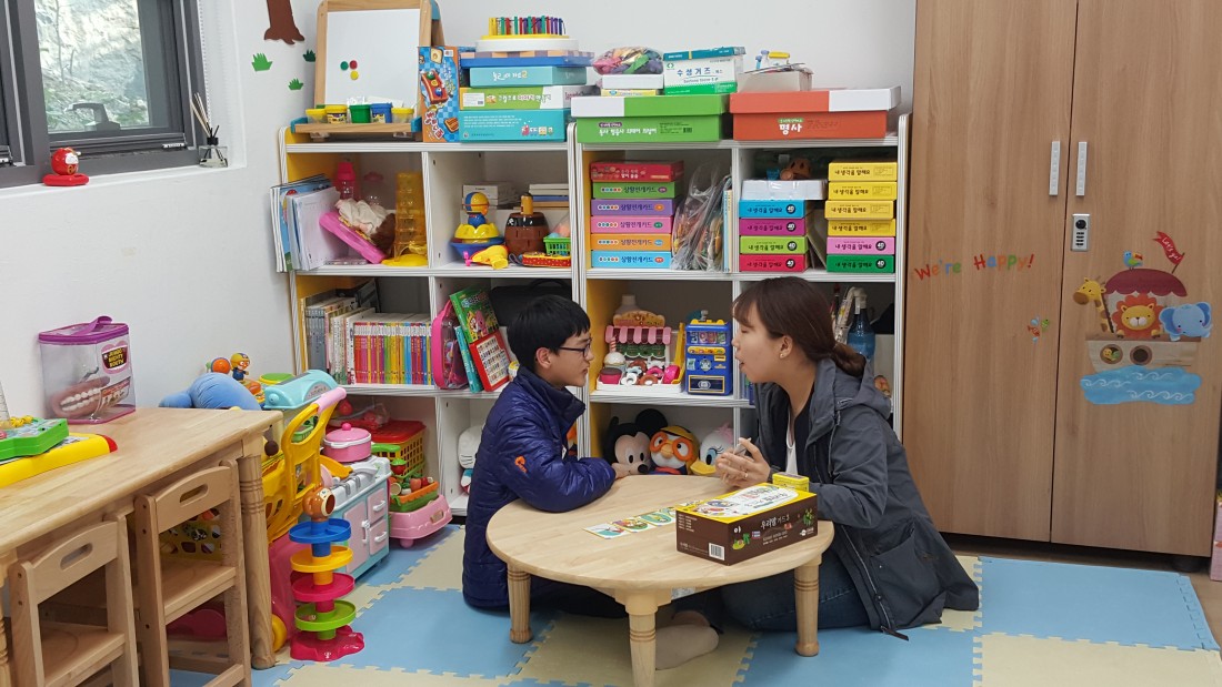 언어치료사가 아동과 함께 치료를 진행하고 있는 모습