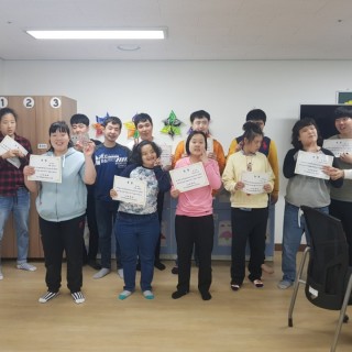 이용자들이 받은 상장을 들고 좋아하는 모습