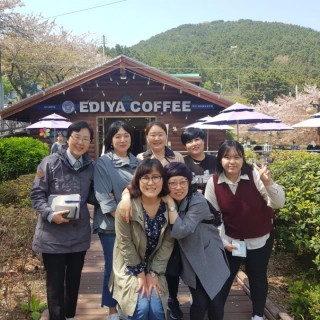 송도 인근의 커피숍앞에서 주간보호센터 이용자 보호자들과 함께 찍은 기념사진