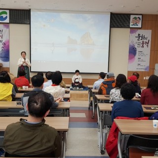 장애인문화복지아카데미 수강생들이 다도체험을 위해 강사의 설명을 듣고 있는 모습