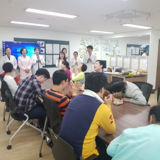 서구보건소 직원들이 복지관 내부에서 이용자들에게 인사를 하는 모습