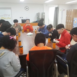 이용자들이 어버이날을 맞아 과일청을 만들고 있는 모습