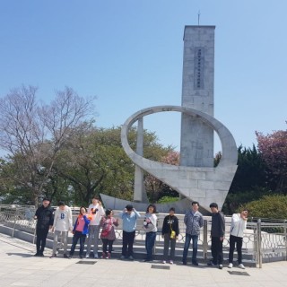 이용자들이 기념관 조형물 앞에 서서 찍은 기념사진