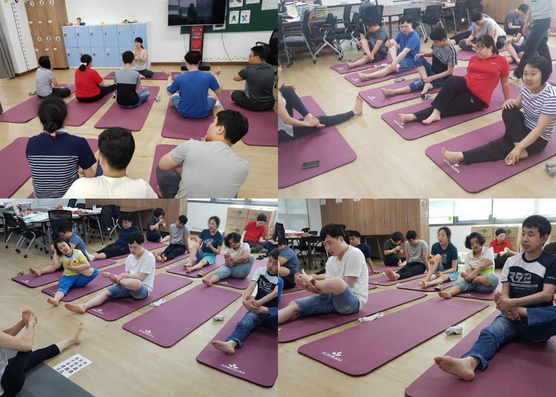 이용자들이 요가동작을 위해 양손으로 발을 감싸고 있는 모습