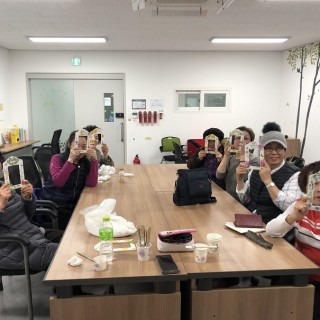 공예교실에 참여한 지역 어르신들이 직접 만든 공예품을 들고 즐거워 하고 있는 모습