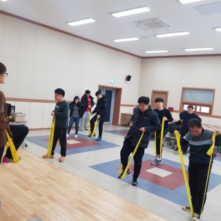 스포츠 교실에 참여한 이용자들이 테라밴드를 이용하여 근력운동을 진행하는 모습