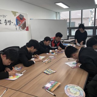 독서동아리에 참여한 학생들이 책의 내용을 글과 그림으로 표현하는 활동을 진행하는 모습