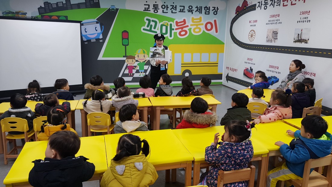교통안전교육체험장 강사가 아이들에게 그림카드를 보여주며 교육을 진행하고 있는 사진